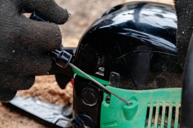 Onarım servisi ile çalışan profesyonel teknisyen. Chai tamiri