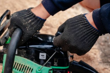 Onarım servisi ile çalışan profesyonel teknisyen. Chai tamiri