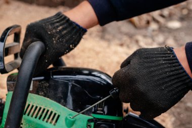 Onarım servisi ile çalışan profesyonel teknisyen. Chai tamiri