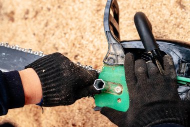 Onarım servisi ile çalışan profesyonel teknisyen. Chai tamiri