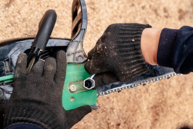 Onarım servisi ile çalışan profesyonel teknisyen. Chai tamiri