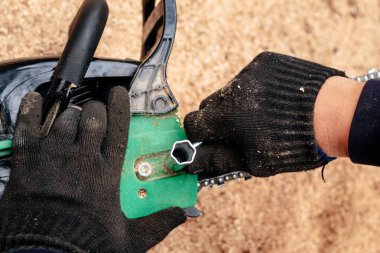 Onarım servisi ile çalışan profesyonel teknisyen. Chai tamiri