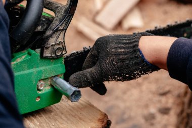 Onarım servisi ile çalışan profesyonel teknisyen. Chai tamiri