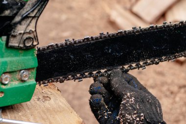 Onarım servisi ile çalışan profesyonel teknisyen. Chai tamiri