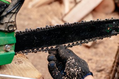 Onarım servisi ile çalışan profesyonel teknisyen. Chai tamiri