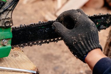 Onarım servisi ile çalışan profesyonel teknisyen. Chai tamiri