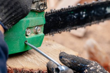 Onarım servisi ile çalışan profesyonel teknisyen. Chai tamiri