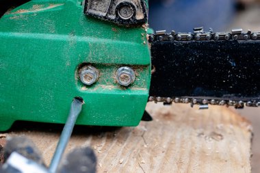 Onarım servisi ile çalışan profesyonel teknisyen. Chai tamiri