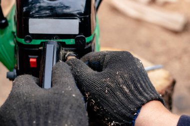 Onarım servisi ile çalışan profesyonel teknisyen. Chai tamiri