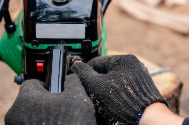 Onarım servisi ile çalışan profesyonel teknisyen. Chai tamiri