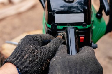 Onarım servisi ile çalışan profesyonel teknisyen. Chai tamiri