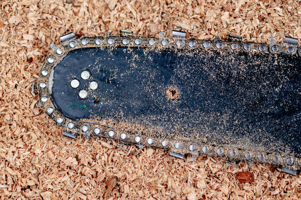 Вид с близкого расстояния на бензопилу и режущую цепь. Грязное лезвие
