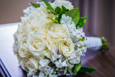 Rustik ve romantik gelin buketi. Düğün birçok renk ve çiçek aranjmanı. Rustik ve romantik gelin buketi. Düğün birçok renk ve çiçek aranjmanı.