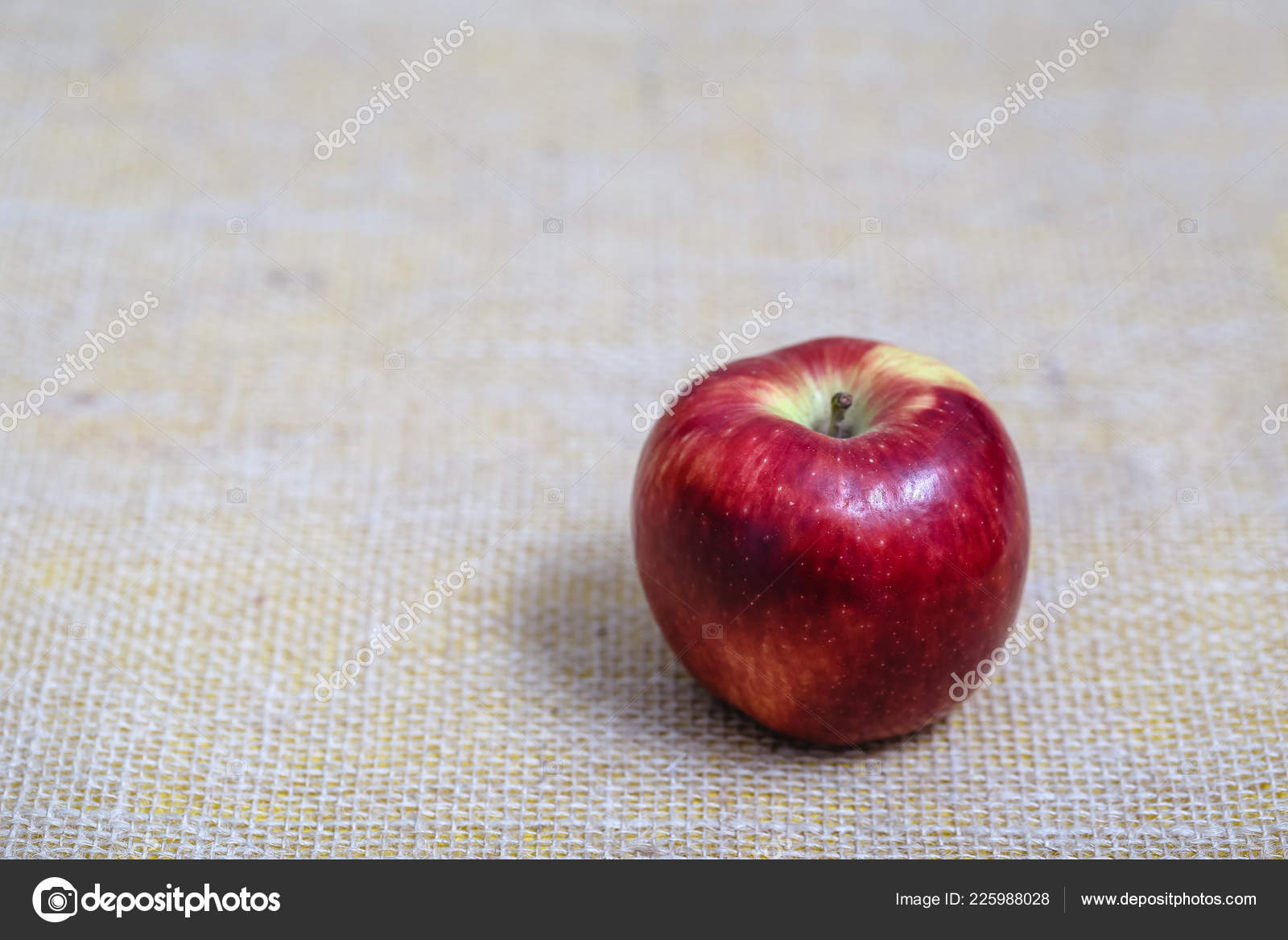 Kostlicher Roter Apfel Isolierter Hintergrund Zum Ausschneiden Photoshop Isolierte Fruchte Stockfotografie Lizenzfreie Fotos C Robertohunger Depositphotos
