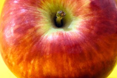 Büyük kırmızı elma ile sarı arka plan, fotoğraf reklam için mükemmel. Apple sağlıklı bir meyvedir.