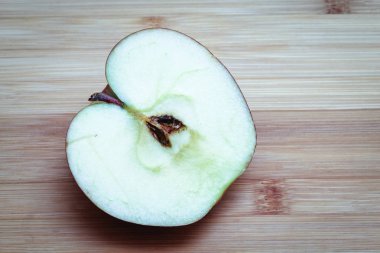 Elma yarım kesilmiş. Büyük, sulu kırmızı elma yüksek çözünürlüklü fotoğrafı yarıya.