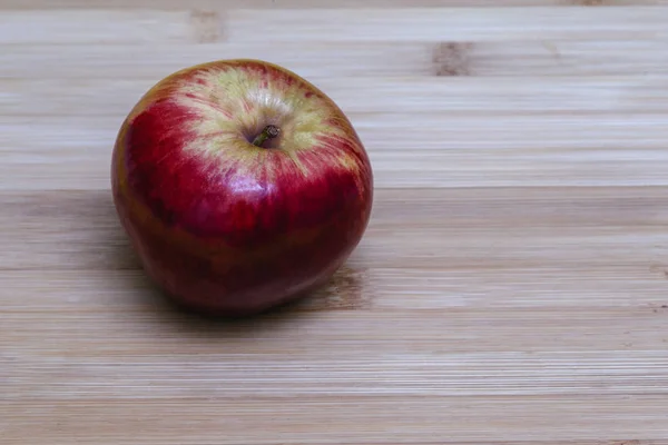 Велике Червоне Яблуко Столі Дуже Здорове Соковите — стокове фото