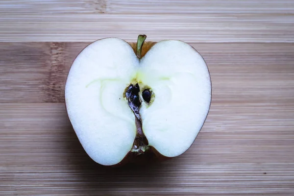 Apple Навпіл Висока Роздільна Здатність Фото Великими Соковитими Червоне Яблуко — стокове фото