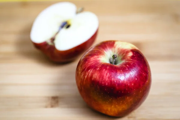 Смачне Червоне Яблуко Поруч Скибочками Іншого Яблука Ідеальне Зображення Реклами — стокове фото