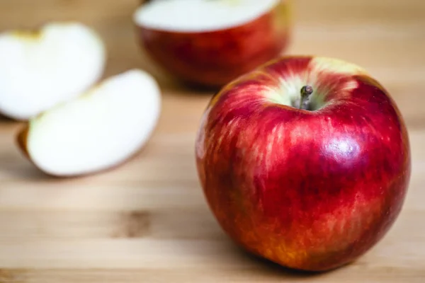 Смачне Червоне Яблуко Поруч Скибочками Іншого Яблука Ідеальне Зображення Реклами — стокове фото