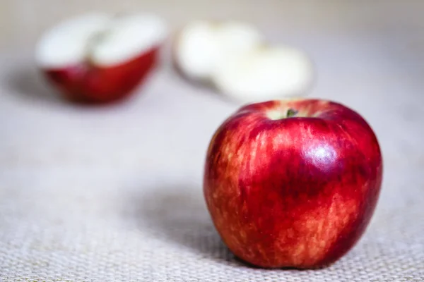 Délicieuse Pomme Rouge Côté Des Tranches Une Autre Pomme Image — Photo