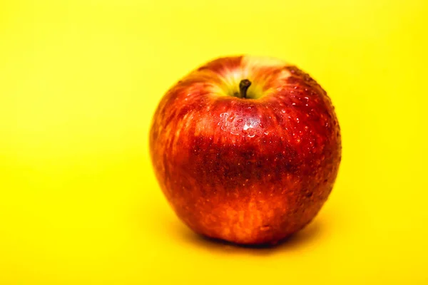 Grande Pomme Rouge Avec Fond Jaune Parfaite Pour Les Photos — Photo