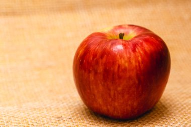 mükemmel, kırmızı ve sağlıklı bir elma. Kabuk ve taze parlaklık ile. Sağlıklı gıda.