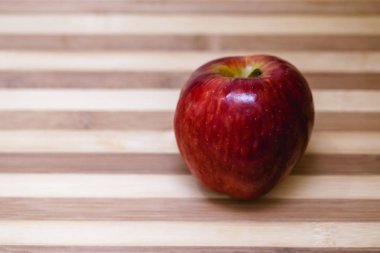 mükemmel, kırmızı ve sağlıklı bir elma. Kabuk ve taze parlaklık ile. Sağlıklı gıda, mükemmel meyve.