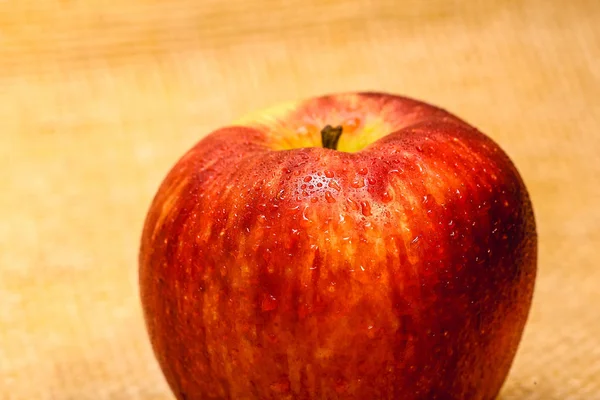 Une Pomme Parfaite Rouge Saine Avec Éclat Dans Coquille Frais — Photo