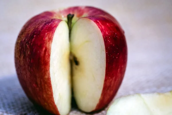 Une Pomme Parfaite Rouge Saine Avec Éclat Dans Coquille Frais — Photo