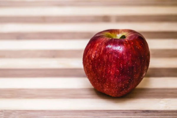 빨간색과 사과입니다 껍질에 신선한 광택와 — 스톡 사진