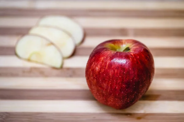 Une Pomme Parfaite Rouge Saine Avec Éclat Dans Coquille Frais — Photo