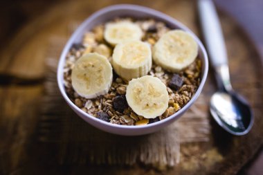 Tahıl, tohum ve yulaf ve muz dilimleri, kahvaltı veya öğleden sonra snack için sağlıklı bir yemek.