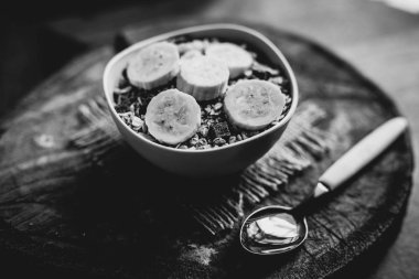 Tahıl, tohum ve yulaf ve muz dilimleri, kahvaltı veya öğleden sonra snack için sağlıklı bir yemek.