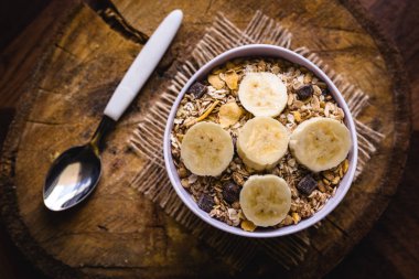 Tahıl, tohum ve yulaf ve muz dilimleri, kahvaltı veya öğleden sonra snack için sağlıklı bir yemek.
