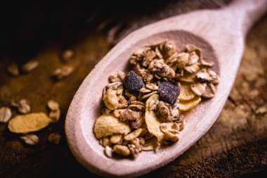 Yulaf, Mısır gevreği ve tohum eski bir tahta kaşıkla görüntüsü. Sağlıklı bir yaşam tarzı için malzemeler.