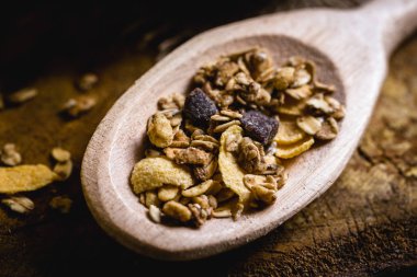 Yulaf, Mısır gevreği ve tohum eski bir tahta kaşıkla görüntüsü. Sağlıklı bir yaşam tarzı için malzemeler.