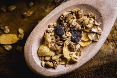 Yulaf, Mısır gevreği ve tohum eski bir tahta kaşıkla görüntüsü. Sağlıklı bir yaşam tarzı için malzemeler.