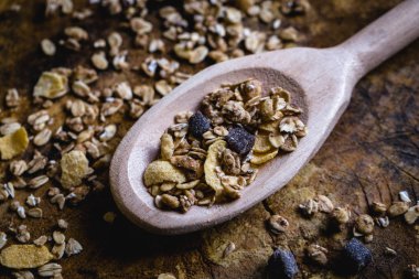 Yulaf, Mısır gevreği ve tohum eski bir tahta kaşıkla görüntüsü. Sağlıklı bir yaşam tarzı için malzemeler.