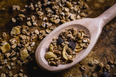 Yulaf, Mısır gevreği ve tohum eski bir tahta kaşıkla görüntüsü. Sağlıklı bir yaşam tarzı için malzemeler.