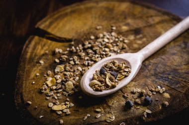 Yulaf, Mısır gevreği ve tohum eski bir tahta kaşıkla görüntüsü. Sağlıklı bir yaşam tarzı için malzemeler.