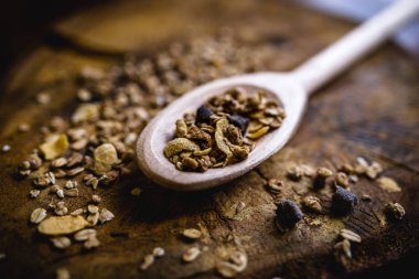 Yulaf, Mısır gevreği ve tohum eski bir tahta kaşıkla görüntüsü. Sağlıklı bir yaşam tarzı için malzemeler.