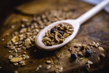 Yulaf, Mısır gevreği ve tohum eski bir tahta kaşıkla görüntüsü. Sağlıklı bir yaşam tarzı için malzemeler.