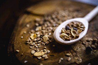 Yulaf, Mısır gevreği ve tohum eski bir tahta kaşıkla görüntüsü. Sağlıklı bir yaşam tarzı için malzemeler.