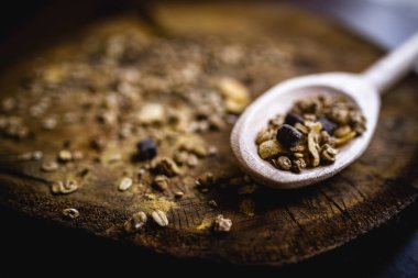 Yulaf, Mısır gevreği ve tohum eski bir tahta kaşıkla görüntüsü. Sağlıklı bir yaşam tarzı için malzemeler.