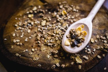 Yulaf, Mısır gevreği ve tohum eski bir tahta kaşıkla görüntüsü. Sağlıklı bir yaşam tarzı için malzemeler.