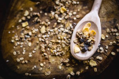 Yulaf, Mısır gevreği ve tohum eski bir tahta kaşıkla görüntüsü. Sağlıklı bir yaşam tarzı için malzemeler.