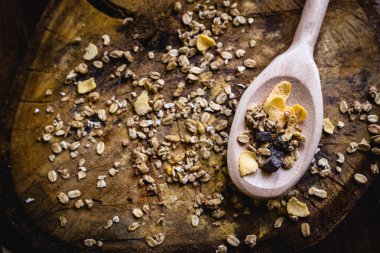 Yulaf, Mısır gevreği ve tohum eski bir tahta kaşıkla görüntüsü. Sağlıklı bir yaşam tarzı için malzemeler.