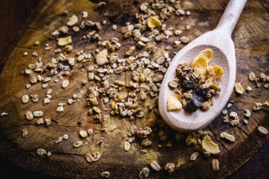 Yulaf, Mısır gevreği ve tohum eski bir tahta kaşıkla görüntüsü. Sağlıklı bir yaşam tarzı için malzemeler.