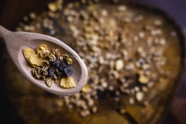 Yulaf, Mısır gevreği ve tohum eski bir tahta kaşıkla görüntüsü. Sağlıklı bir yaşam tarzı için malzemeler.